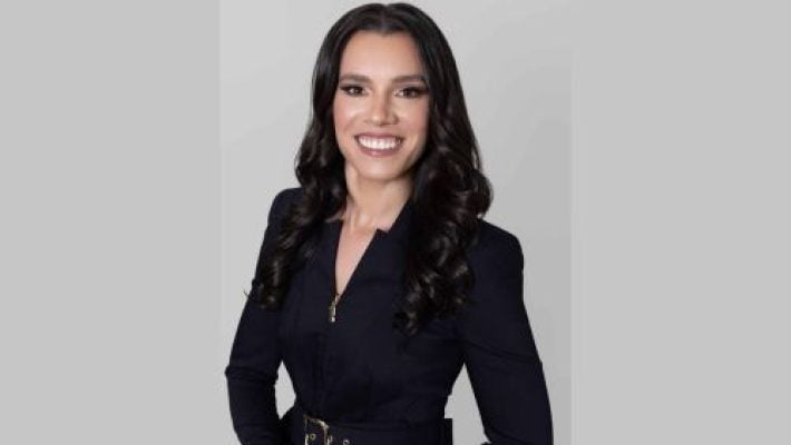 Alexandra A. Villadonga solo