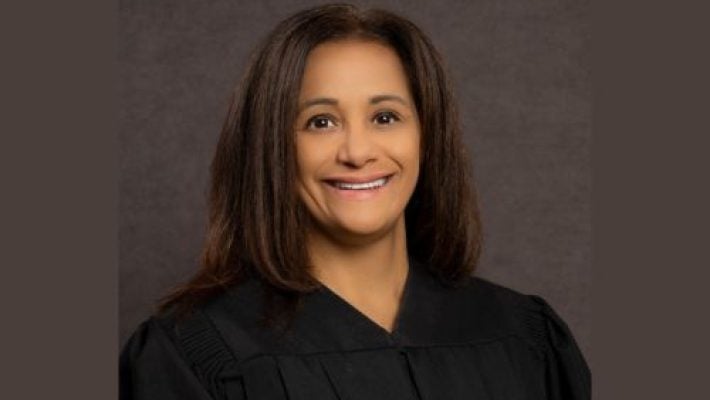 Cecilia Oseguera solo